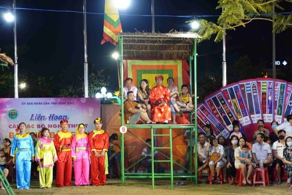 Hội đánh bài chòi thường diễn ra vào cuối tuần tại trung tâm thành phố