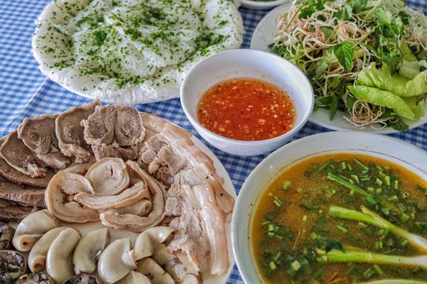 Món bánh hỏi cháo lòng thường được người dân Quy Nhơn thưởng thức vào bữa sáng